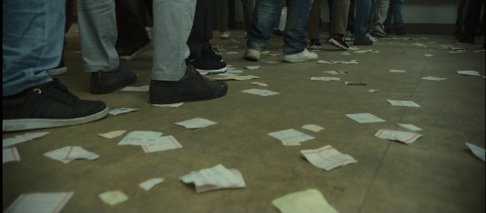 ریختن آشغال و کاغذ پاره روی زمین در سریال بازی مرکب